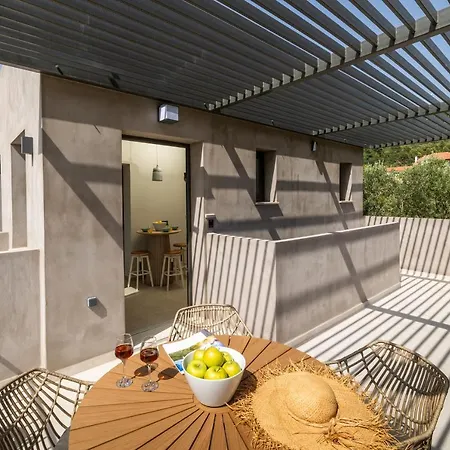 Topos Apartment